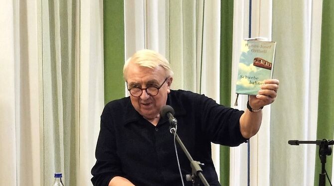 Hanns-Josef Ortheil, Autor, Lesung, Reutlinger Stadtbibliothek Hanns-Josef Ortheil mit seinem Buch »Schwebebahnen« in der Reutlinger Stadtbibliothek.