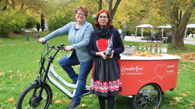 Bad Urach Wanderbar Mobile Theke Kathrin Steinhart (links) und Regine Erb werden künftig mit ihrer mobilen Theke auf Tour sein, um den Menschen die Schönheit der