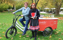 Kathrin Steinhart (links) und Regine Erb werden künftig mit ihrer mobilen Theke auf Tour sein, um den Menschen die Schönheit der