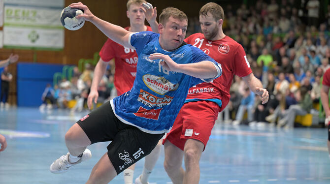 Der Pfullinger Kreisläufer Paul Prinz (mit Ball) trägt sich fünf Mal in die Torschützenliste ein. Rechts: Florian Burmeister von