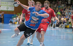 Der Pfullinger Kreisläufer Paul Prinz (mit Ball) trägt sich fünf Mal in die Torschützenliste ein. Rechts: Florian Burmeister von