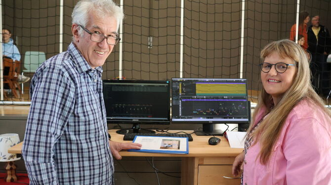 Bürgermeisterin Ulrike Holzbrecher und Bernd Haberstroh haben Grund zur Freude über die große Beteiligung am Tag des Hobbys in H