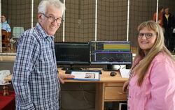 Bürgermeisterin Ulrike Holzbrecher und Bernd Haberstroh haben Grund zur Freude über die große Beteiligung am Tag des Hobbys in H