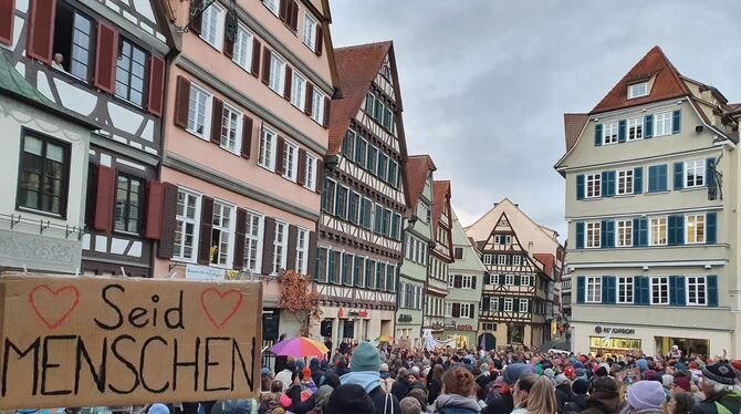 Nach großen Demos in vielen Städten gab es auf dem Marktplatz in Tübingen eine Kundgebung. Auslöser  aren die Äußerungen v