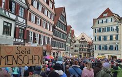 Nach großen Demos in vielen Städten gab es auf dem Marktplatz in Tübingen eine Kundgebung. Auslöser  aren die Äußerungen v