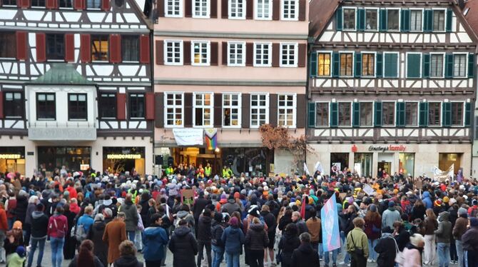 Demos auf dem Marktplatz in Tübingen.
