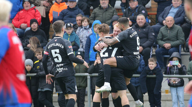 Hier ist die Welt noch in Ordnung: Die Spieler des SSV Reutlingen freuen sich mit Leander Vochatzer (zweiter von rechts), der se