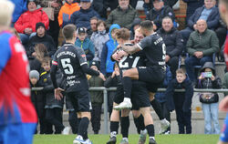 Hier ist die Welt noch in Ordnung: Die Spieler des SSV Reutlingen freuen sich mit Leander Vochatzer (zweiter von rechts), der se