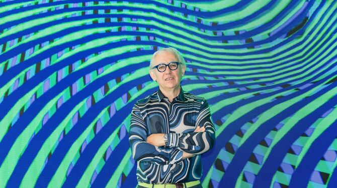 miguel chevalier digital by nature porträt ausstellung kunsthalle münchen foto siam paragon Miguel Chevalier vor einer seiner Installationen in der Ausstellung in München.