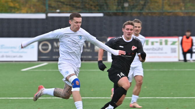Verbandsliga Fussball Young Boys Reutlingen TSV Berg Der zweikampfstarke Marco Gaiser von den Young Boys Reutlingen (rechts) drängt Linus Held ab.