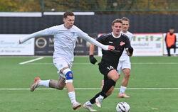 Der zweikampfstarke Marco Gaiser von den Young Boys Reutlingen (rechts) drängt Linus Held ab.