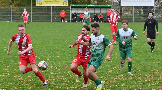 TSV Sickenhausen TSV Hirschau Bezirksliga Alb Fussball In allen Belangen überlegen: Sickenhausens Sinan Kurban (vorne) im Zweikampf mit Daniel Genuardi (links)