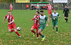 In allen Belangen überlegen: Sickenhausens Sinan Kurban (vorne) im Zweikampf mit Daniel Genuardi (links)