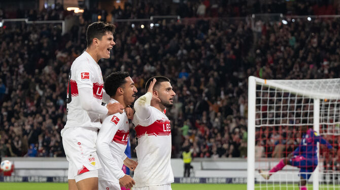 1. Bundesliga, 2025, 26.10.2025, 8. Spieltag, Ballsport, DFB, DFL, Fussball, GER, Herren, Ligaspiel, M05, MHP-Arena, MHPArena, M VfB-Siegtorschütze Deniz Undav (rechts vorne) lässt sich feiern.