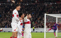 VfB-Siegtorschütze Deniz Undav (rechts vorne) lässt sich feiern.