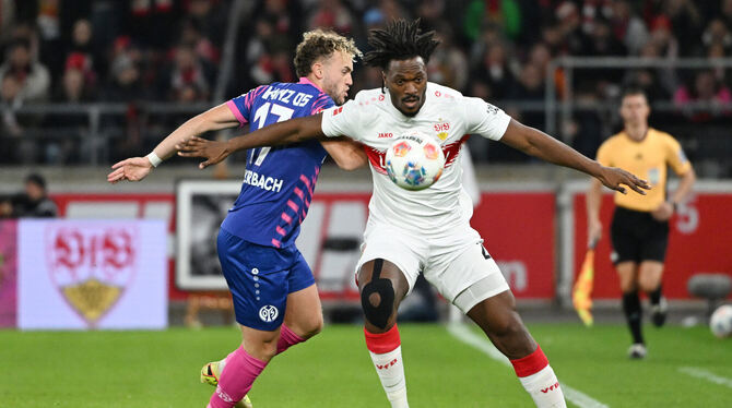 bwg, lsw, Bundesliga, Dan-Axel Zagadou, Benedict Hollerbach, Fußball Feiert eine sehr starke Startelf-Rückkehr nach eineinhalb Jahren: VfB-Verteidiger Dan-Axel Zagadou (rechts).