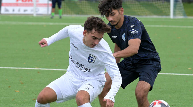 Mustafa Sayedi (rechts, Young Boys Reutlingen II) kämpft mit Fabio Goras vom TSV Betzingen um den Ball.