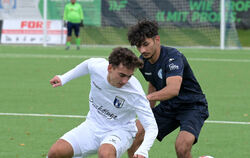 Mustafa Sayedi (rechts, Young Boys Reutlingen II) kämpft mit Fabio Goras vom TSV Betzingen um den Ball.