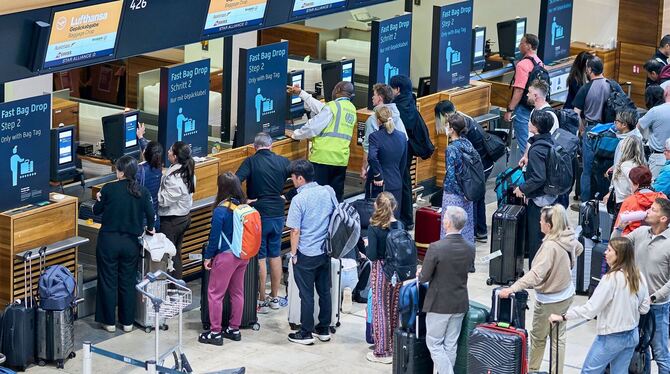Flughafen BER mit wartenden Fluggästen Flughafen BER mit wartenden Fluggästen