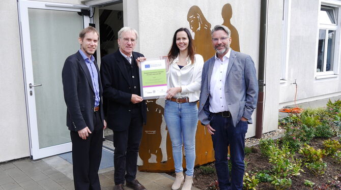 Überreichung der Leader-Plakette (von links): Stefan Mack, Albrecht Schmieg, Elisabeth Markwardt und Frank Hintzen-stern. FOTO Überreichung der Leader-Plakette (von links): Stefan Mack, Albrecht Schmieg, Elisabeth Markwardt und Frank Hintzen-stern. FOTO