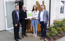 Überreichung der Leader-Plakette (von links): Stefan Mack, Albrecht Schmieg, Elisabeth Markwardt und Frank Hintzen-stern.  FOTO