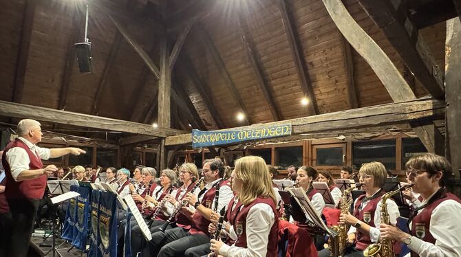 Die Stadtkapelle mit Bruno Seitz präsentierte sich dem Weinfestpublikum in ihren neuen Uniformen.  FOTO: RUOF
