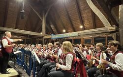 Die Stadtkapelle mit Bruno Seitz präsentierte sich dem Weinfestpublikum in ihren neuen Uniformen.  FOTO: RUOF