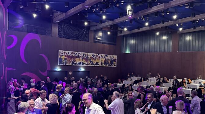Ob Walzer oder Rumba: 200 Tanzbegeisterte genossen den Jubiläumsabend in der Stadthalle.  FOTO: RUOF