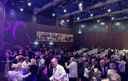 Ob Walzer oder Rumba: 200 Tanzbegeisterte genossen den Jubiläumsabend in der Stadthalle.  FOTO: RUOF