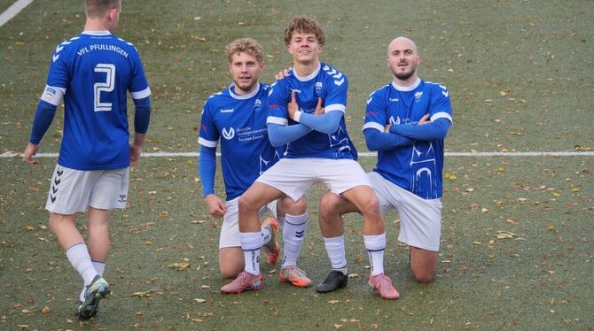 Drei Pfullinger Torschützen unter sich: Doppelpacker Philipp Kendel (Mitte) mit Lukas Klemenz (links) und Roman Schubmann. FOTO: Drei Pfullinger Torschützen unter sich: Doppelpacker Philipp Kendel (Mitte) mit Lukas Klemenz (links) und Roman Schubmann. FOTO: