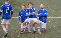 Drei Pfullinger Torschützen unter sich: Doppelpacker Philipp Kendel (Mitte) mit Lukas Klemenz (links) und Roman Schubmann. FOTO: