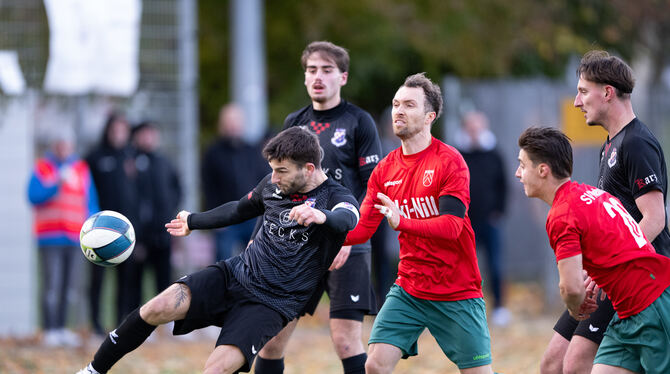 Adrian Royer (links) vom SV Croatia Reutlingen befördert den Ball aus der Gefahrenzone. FOTO: ULMER/EIBNER Adrian Royer (links) vom SV Croatia Reutlingen befördert den Ball aus der Gefahrenzone. FOTO: ULMER/EIBNER