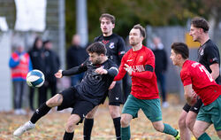 Adrian Royer (links) vom SV Croatia Reutlingen befördert den Ball aus der Gefahrenzone.  FOTO: ULMER/EIBNER