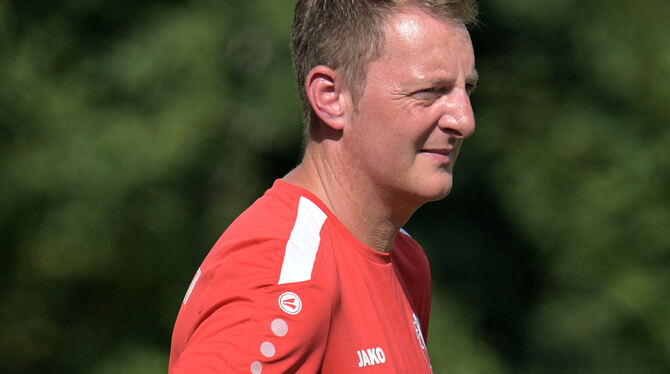 Freut sich über den Überraschungssieg gegen den FC Engstingen: Lichtensteins Trainer Andreas Zwickl. FOTO: BAUR Freut sich über den Überraschungssieg gegen den FC Engstingen: Lichtensteins Trainer Andreas Zwickl. FOTO: BAUR