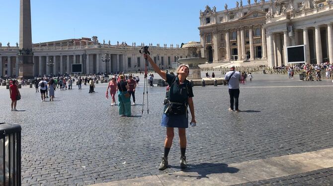 Claudia Demel Nach drei Monaten und 2.000 Kilometer Fußweg feierte Claudia Demel ihre Ankunft in Rom.