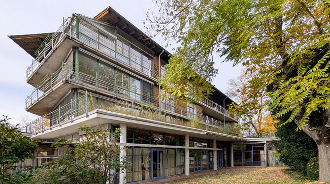 Der Behnisch-Bau wurde vom Star-Architekten Günter Behnisch entworfen.
