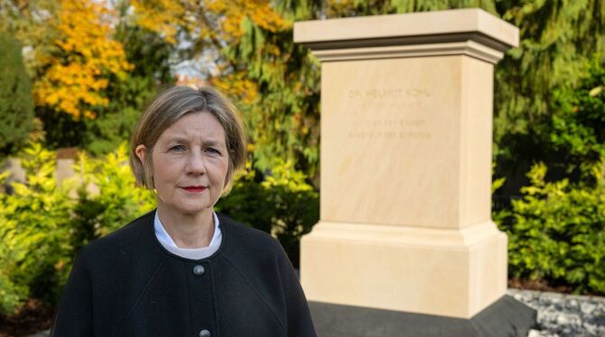 Maike Kohl-Richter am Grabmal ihres Mannes Maike Kohl-Richter am Grabmal ihres Mannes