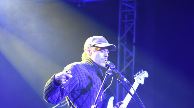 Der Wollpulli wurde ihm bald zu warm - und auch die Kappe setzte Jesper Munk beim Konzert am Sonntagabend im Reutlinger franz.K