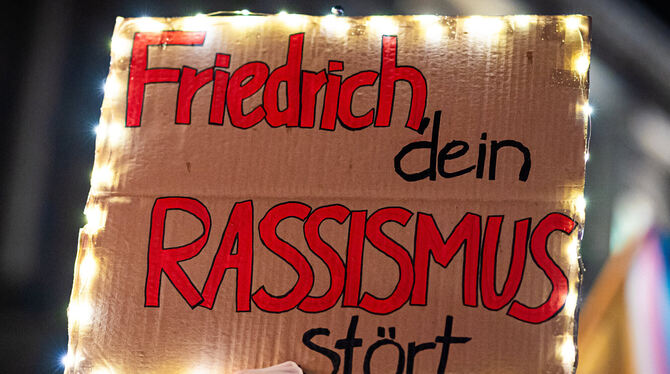 Der Schriftzug »Friedrich, dein Rassismus stört« ist bei einer Kundgebung auf dem Opernplatz auf dem Plakat eines Demonstranten