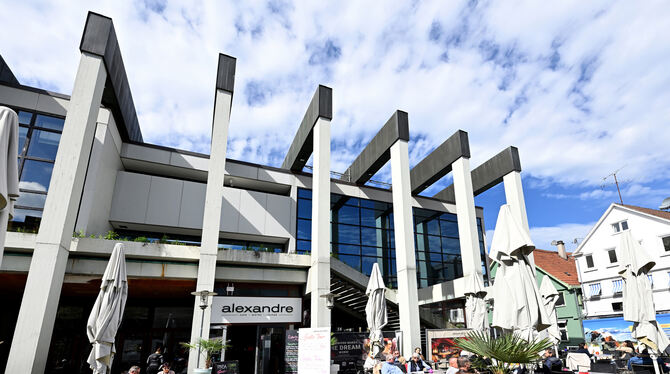 Reutlingen Rathaus Ratssaal Alexandre Das Ratssaal-Gebäude mit der Gastronomie im Erdgeschoss vom Marktplatz her gesehen.
