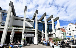 Das Ratssaal-Gebäude mit der Gastronomie im Erdgeschoss vom Marktplatz her gesehen.