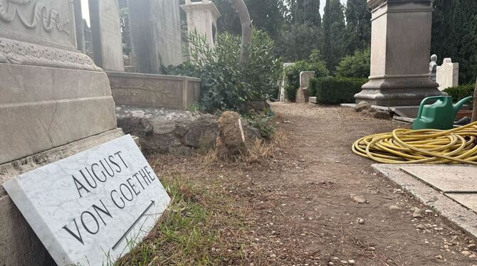 Das restaurierte Grab von August von Goethe (1789-1830)) Das restaurierte Grab von August von Goethe (1789-1830))