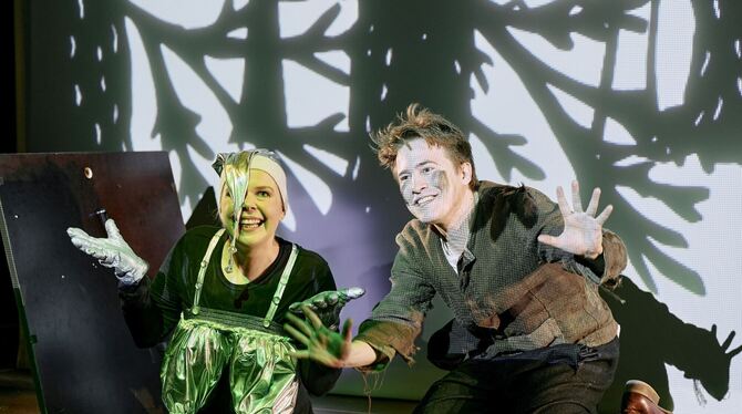 Glasmännlein (Jessica Schultheis) und Peter Munk (Constantin Gerhards) begegnen sich in »Cold! Das kalte Herz« im Wald.