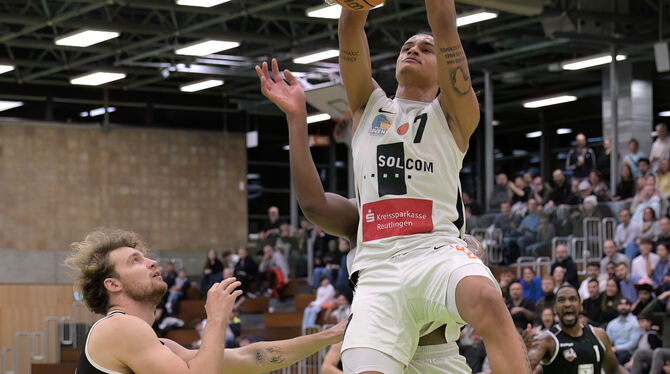 Spektakulär: Lino Duarte von den TSG Ravens lässt es per Dunking krachen. FOTO: BAUR Spektakulär: Lino Duarte von den TSG Ravens lässt es per Dunking krachen. FOTO: BAUR