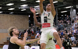 Spektakulär: Lino Duarte von den TSG Ravens lässt es per Dunking krachen.  FOTO: BAUR