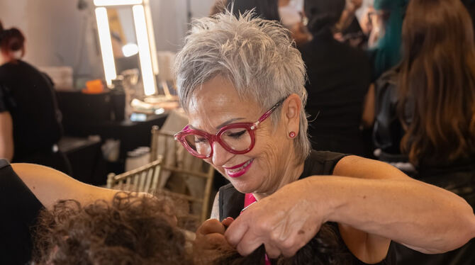 Christine Huiss Fashion Week New York 2025 Die 64-jährige Friseurin wirkte bei bis zu vier Shows pro Tag mit.