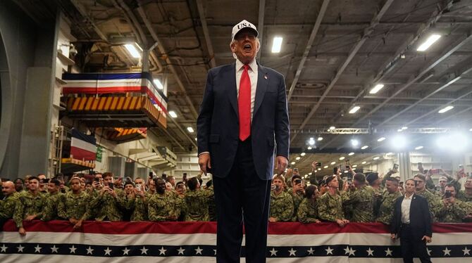 US-Präsident Trump besucht Marine. US-Präsident Trump besucht Marine.