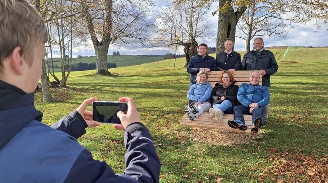 Himmelsliegen Tourismusverein Sonnenbühl Aussicht LIeblingsplätze Spende Probesitzen: Tourismusverein, Ortsvorsteher, Bürgermeister und Tourismuschefin testen die vier Himmelsliegen an schönen Aussicht
