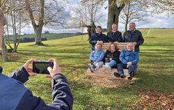 Probesitzen: Tourismusverein, Ortsvorsteher, Bürgermeister und Tourismuschefin testen die vier Himmelsliegen an schönen Aussicht