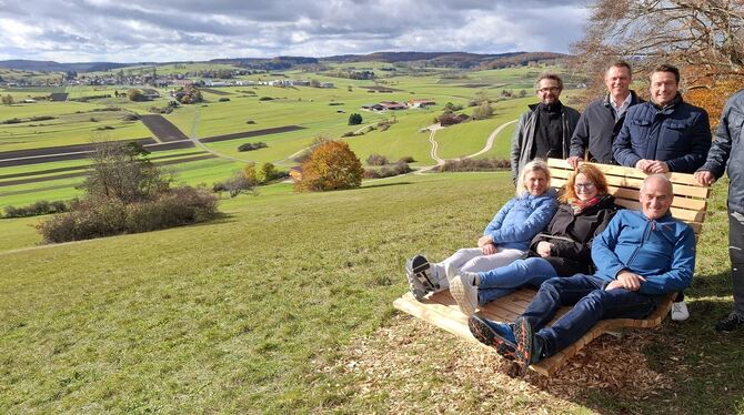 Bei guter Sicht sind sogar die Alpen zu sehen: Die Himmelsliege für Genkingen steht an der Grillstelle am Weg zur Burgruine Hohe